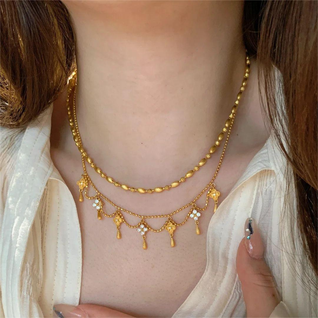Stylish Gold Four-Leaf Clover Necklace with Sparkling Diamond