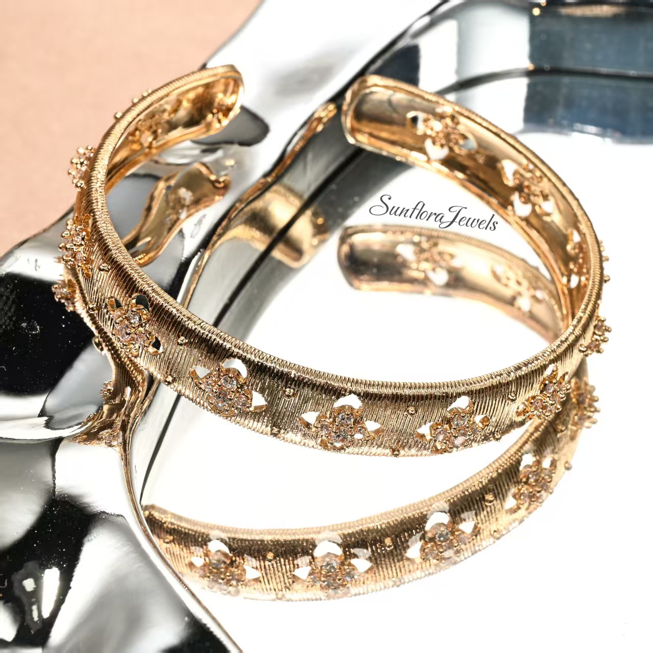 Baroque Clover Zirconia Bangle