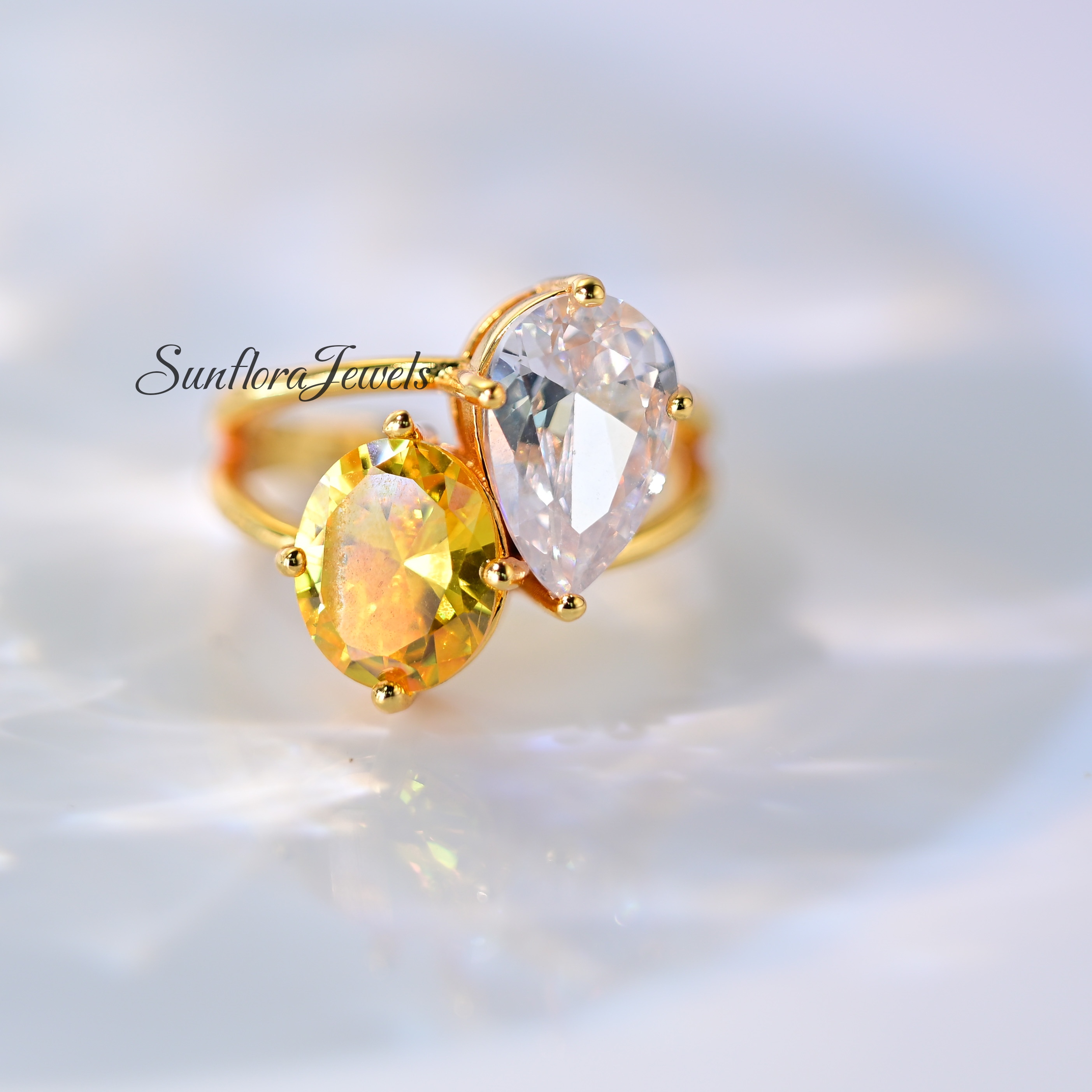 Stunning Pear - Shaped Yellow and White Diamond Gold Ring