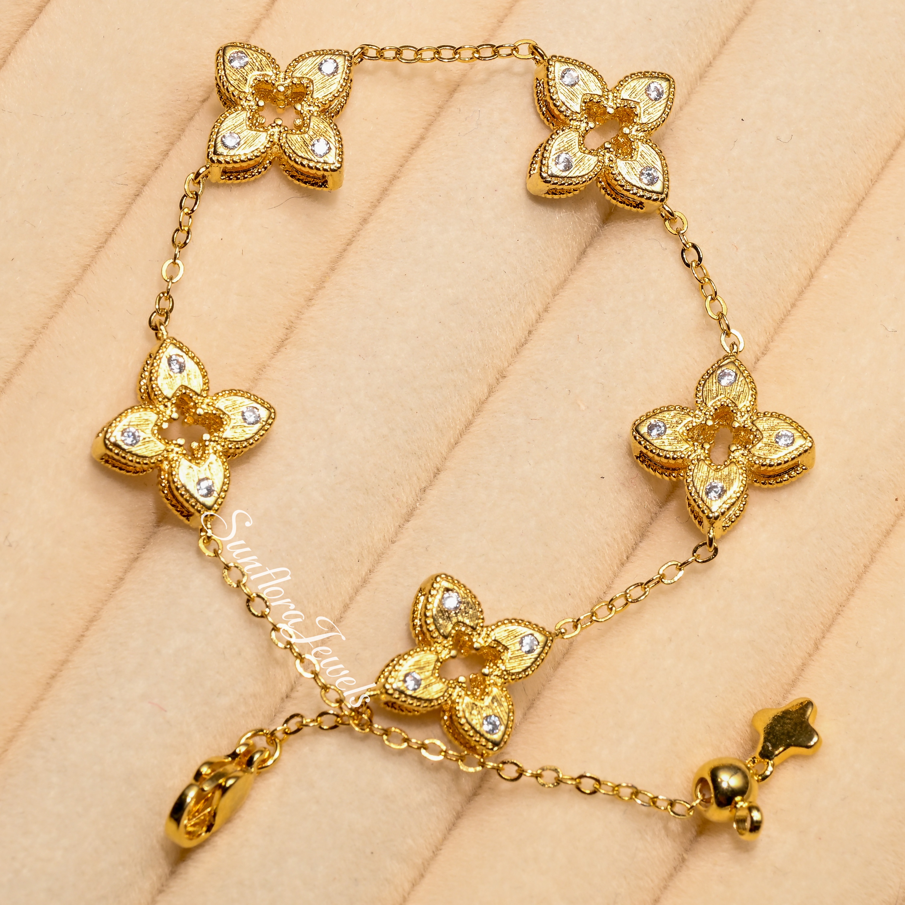 Gold Four - Leaf Clover Bracelet with Diamond