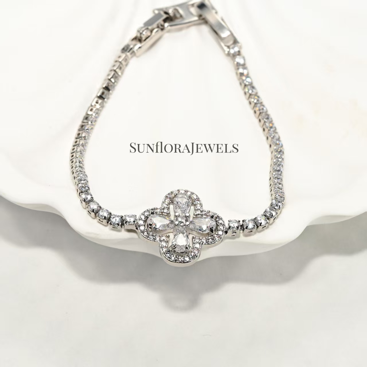 Exquisite Clover Bracelet with Sparkling Crystals