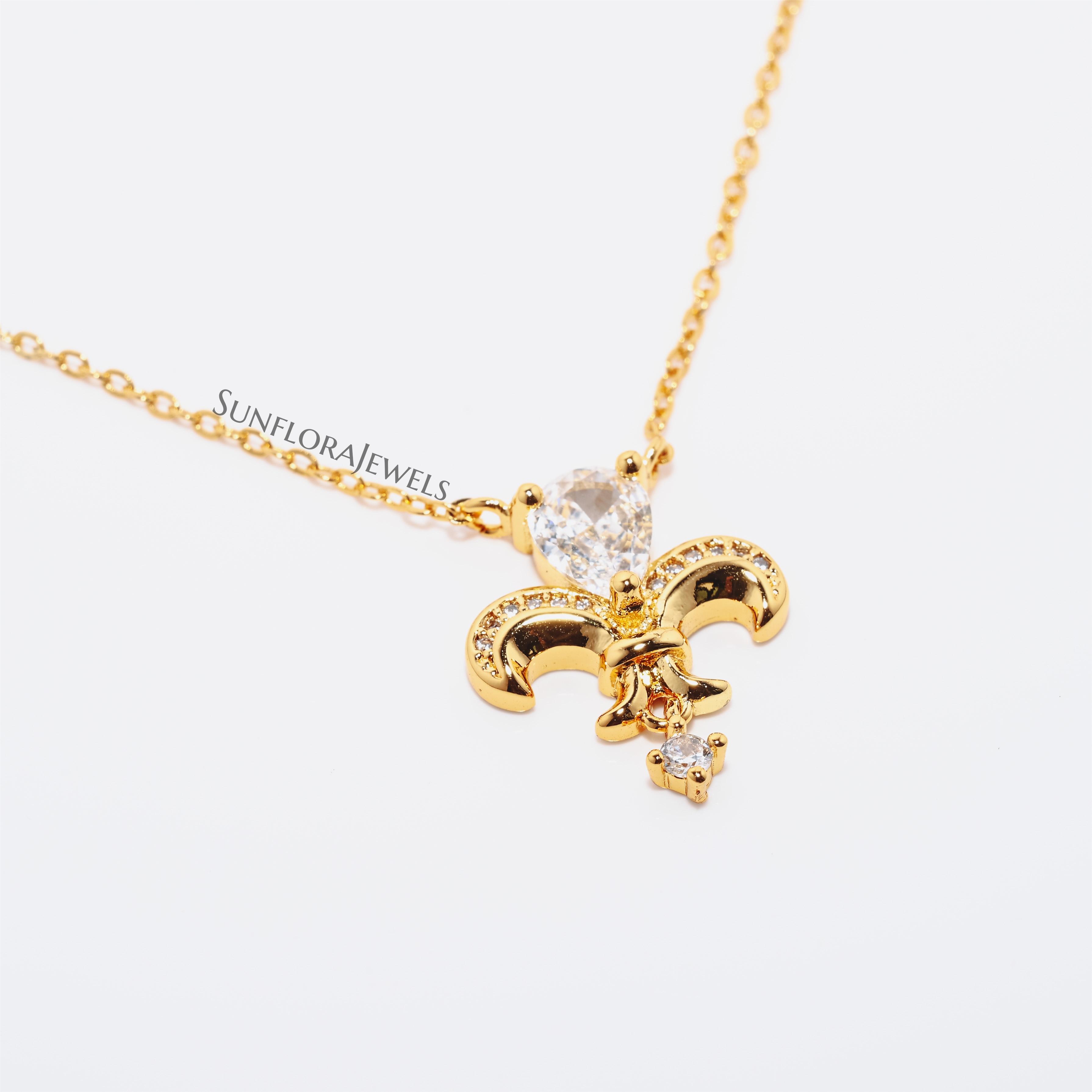 Elegant Pendant Necklace with Sparkling Stones